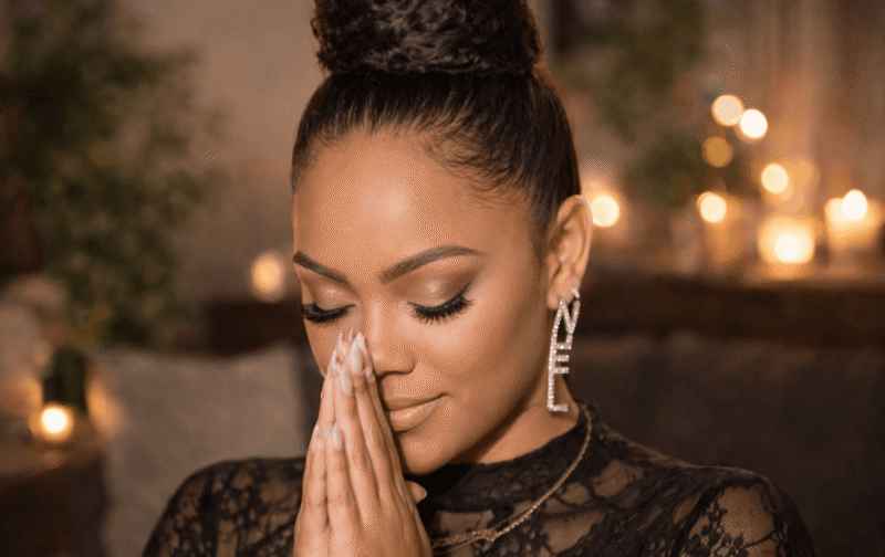 Mujer-rezando-en-luz-calida (1) high performance christian singles